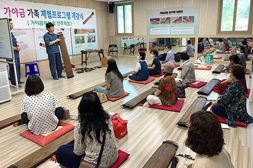 고령군이 '가야금 제작 및 연주 체험 프로그램' 참가자를 10월 말까지 모집한다 (사진=고령군  제공)