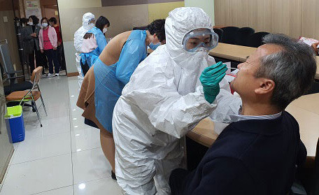 대구시가 중앙재난안전대책본부의 비수도권 전체 '사적모임 4명까지 허용'한 단일화 방침에 따라, 19일부터 다음달 1일까지 사적모임 인원을 4명까지만 허용하기로 했다.