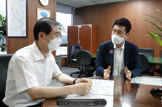 신형하 국가철도공단 시설본부장(왼쪽)과 이강덕 포항시장 &lt;포항시 제공&gt;