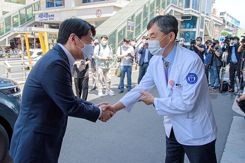 21일 계명대 대구동산병원을 찾은 안철부 대표가 이 병원 서영성 병원장과 악수를 나누고 있다 (사진=계명대 대구동산병원 제공)