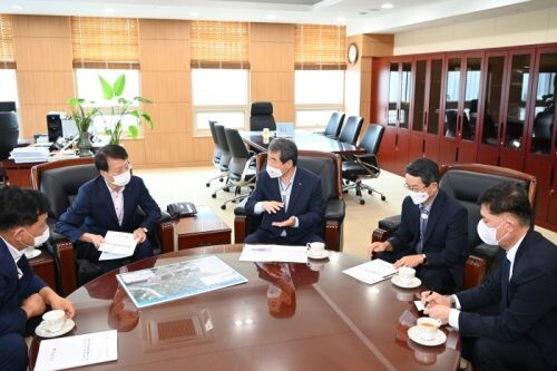 한국교통안전공단을 방문해 업무 협의중인 김충섭 김천시장(가운데 우측)(사진=김천시 제공)