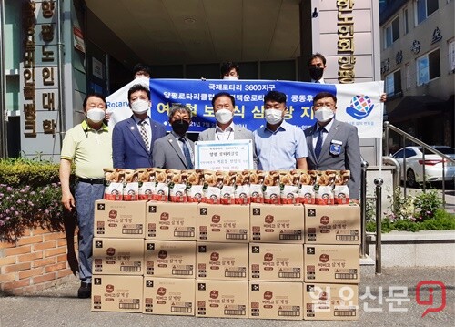 양평로타리클럽(제44대 회장 임관수) 전현직 회장단이 독거어르신들을 위한 여름 건강 보양식 삼계탕 200인분을 전달했다. (사진 왼쪽부터 천희일, 한잠봉 전 회장, 이규철 직전 회장, 정동균 양평군수, 최병학 전 회장, 임관수 현 회장)