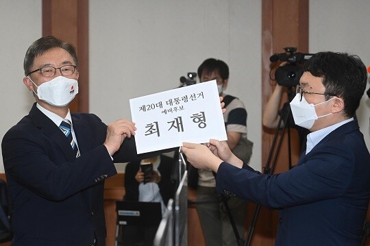 국민의힘 대권주자인 최재형 전 감사원장(왼쪽)이 26일 오전 경기 과천시 중앙선거관리위원회에 마련된 접수처에서 제20대 대통령선거 예비후보 등록을 하고 있다. 사진=박은숙 기자