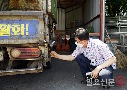 양평군의회 전진선 의장이 지난 23일 양평읍 환경미화원 근무지를 방문하여 폭염 속에서도 애쓰는 환경미화원들을 격려했다.