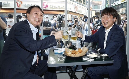 7월 25일 서울 광진구 한 치킨집에서 회동을 하며 건배를 하고 있는 이준석 국민의힘 대표(오른쪽)와 윤석열 전 검찰총장. 사진=국회사진취재단