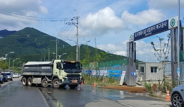 A건설 발전소 건설 사업부지로 들어가는 건설장비가 중앙선 침범을 일삼고 있다.