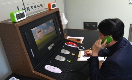 2018년 1월 3일 판문점 공동경비구역 내 연락사무소에서 우리측 연락관이 북측과 통화를 위해 남북직통 전화를 점검하는 모습. 사진=연합뉴스