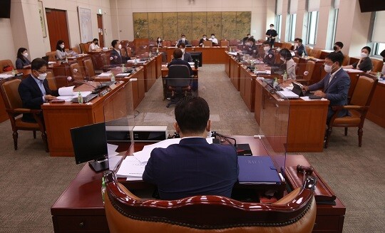 한국기자협회·한국신문방송편집인협회·한국신문협회·한국여기자협회·한국인터넷신문협회 등 언론 5단체는 28일 국회 문화체육관광위원회에서 ‘언론중재법 개정안’이 통과된 것에 반발했다. 27일 오후 서울 여의도 국회에서 제389회국회 임시회 제2차 문화체육관광위원회 문화예술법안심사소위원회가 진행되고 있다. 사진=이종현 기자