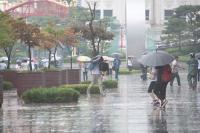 [날씨] 오늘날씨, 목요일 곳곳 천둥‧번개 동반 ‘소나기’…서울 ‘34도’‧춘천 ‘36도’