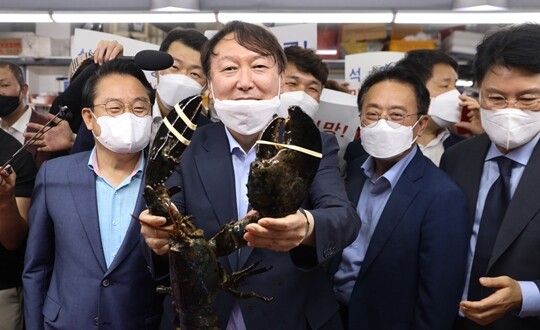 7월 27일 부산 자갈치시장을 방문한 윤석열 대선 예비후보. 윤 후보의 부산행에 국민의힘의 안병길 김희곤 장제원 의원(왼쪽부터)이 함께했다. 사진=윤석열 캠프 제공