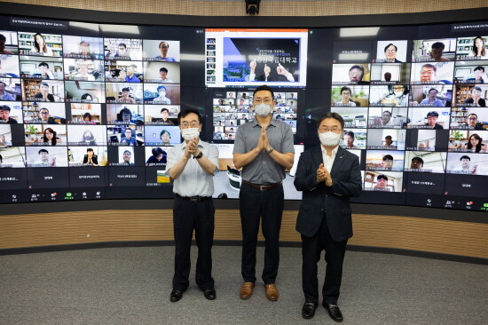 경상국립대학교는 7월 29일 오후 2시 가좌캠퍼스 GNU컨벤션센터 1층 화상강의실에서 온라인으로 ‘2022학년도 교수·위촉입학사정관 위촉식 및 윤리강령 서약식’을 열고 윤리의식 함양과 전문성 강화 교육을 실시했다.