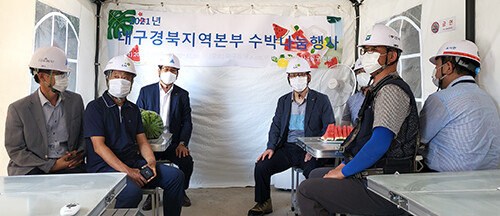 LH 대구경북지역본부가 아파트 건설공사 현장을 찾아 폭염대비 안전점검을 펼치고, 수박 나눔 행사를 갖고 있다 (사진=LH 대구경북본부 제공)