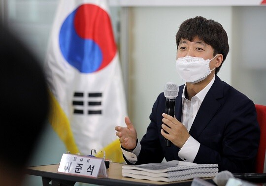 이준석 국민의힘 대표는 2일 자신이 자리를 비운 시기에 윤석열 대선 예비후보가 국민의힘에 전격 입당한 것을 두고 “아쉽다”고 말했다. 이준석 대표가 7월 29일 오후 서울 여의도 중앙당사에서 열린 국민의힘 대선 경선후보 간담회에서 인사말을 하고 있다. 사진=이종현 기자