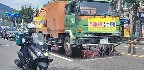 경주시가 지역 주요노선에 살수차를 운행하는 등 폭염대응 전담팀을 가동고 있다 (사진=경주시 제공)