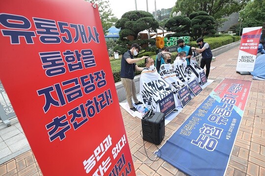 5일 오후 서울 중구 농협중앙회 앞에서 열린 '농협 유통자회사 통합안 즉각 중단, 구매-도매사업 포함 5개사 유통자회사 통합 촉구하는 기자회견'에서 노동자들이 삭발식을 하고 있다. 사진=연합뉴스