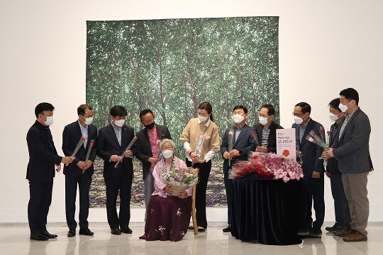 한진그룹 오너일가 막내 조현민 (주)한진 부사장(왼쪽에서 다섯 번째)이 활발한 신사업 행보를 보이고 있다. 조 부사장이 지난 5월 서울 중구 일우스페이스에서 열린 한진 소속 택배기사 이현영 작가와 그의 어머니 김두엽 작가의 모자전에 참석해 기념촬영을 하는 모습. 사진=연합뉴스