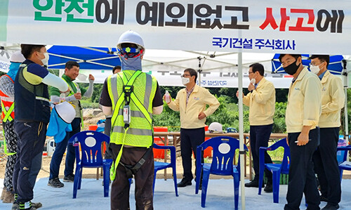 지난 5일 하대성 경북도 경제부지사가 청송군 일원 도로건설 공사현장을 찾아 폭염과 코로나19 방역 대책을 점검하고 있다 (사진=경북도 제공)