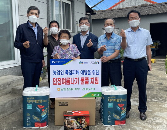 고령농업인 안전한 여름나기 물품 지원 장면.