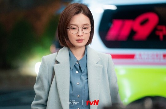 ‘슬기로운 의사생활’로 대세 배우가 된 전미도가 배우의 꿈을 품고 달려왔지만 마음만큼 풀리지 않아 연기 선생님이 된 정찬영 역할로 출연한다. 사진=tvN ‘슬기로운 의사생활’ 홈페이지 캡처
