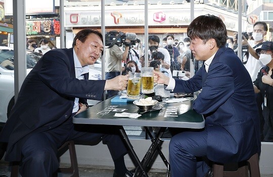 윤석열 전 검찰총장과 이준석 국민의힘 당대표가 치킨과 맥주 회동을 하고 있다. 사진=국회사진취재단