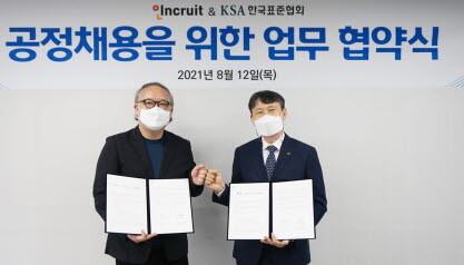 한국표준협회는 지난 12일 협회 본사에서 인크루트와 공정채용 실현을 위해 업무협약을 체결했다./사진=한국표준협회 제공