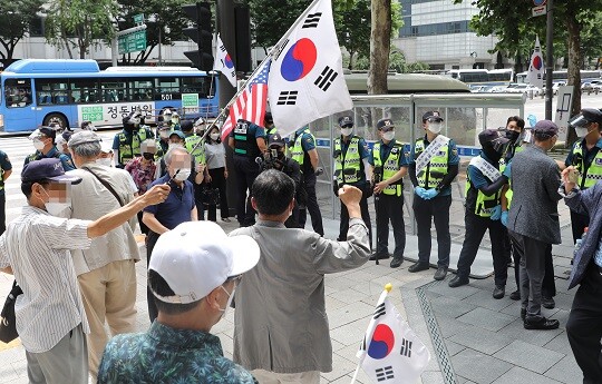 14일 경찰이 광화문 인근에서 1인 걷기 운동 참가자들을 막고 있다. 사진=연합뉴스