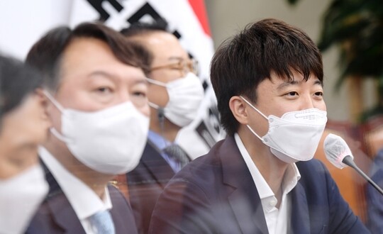 이준석 국민의힘 대표(오른쪽)가 8월 2일 서울 여의도 국회를 찾은 윤석열 국민의힘 대선 예비후보의 입당을 환영하며 인사말을 하고 있다. 반면 윤석열 후보는 다른 곳을 바라보고 있다. 사진=이종현 기자