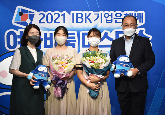 결승 직후 기념사진. 왼쪽부터 IBK기업은행 조민정 홍보브랜드 본부장, 오정아 5단, 최정 9단, IBK기업은행 최성호 사회공헌부 부장. 사진=한국기원 제공