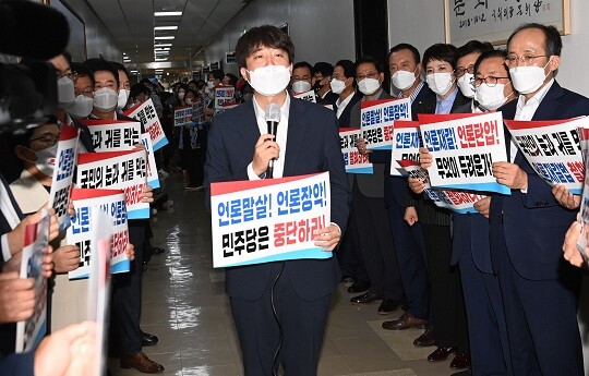 이준석 국민의힘 대표가 더불어민주당이 언론중재법 개정안 강행 처리 수순에 들어서자 법 통과를 막겠다는 의지를 드러냈다. 사진=연합뉴스