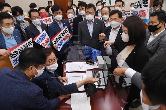 더불어민주당이 19일 국회 문화체육관광위원회 전체회의에서 ‘언론중재법 개정안’을 처리했다. 이날 오후 서울 여의도 국회 문화체육관광위원회 전체회의에서 국민의힘 의원들이 언론중재법 개정안 통과시키려는 도종환 위원장의 회의 진행를 막아서고 있다. 사진=박은숙 기자