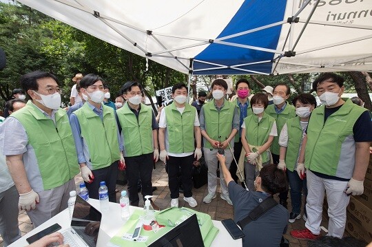 국민의힘 대선 경선 예비후보들이 8월 4일 오전 서울 용산구 동자동 쪽방촌을 찾아 삼계탕과 물을 혹서 취약계층에게 나눠주는 자원봉사행사를 갖고 있다. 김태호 안상수 윤희숙 원희룡 장기표 장성민 이소연(최재형 후보 부인) 하태경 황교안(가나다순) 후보, 이준석 대표, 서병수 경선준비위원장이 참석했다. 사진=이종현 기자