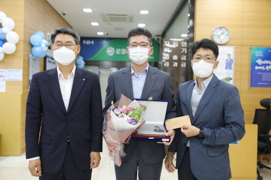 시상식 모습. 왼쪽부터 최영식 농협은행 경남영업본부장, 정영철 농협은행 경남영업부장, 류승완 농협 경남노조위원장.