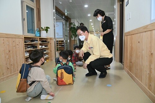 24일 임종식 경북교육감이 예천 호명면 라온유치원을 방문해 학교 현장 방역 상황을 점검하고 있다 (사진=경북교육청 제공)