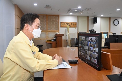 24일 임종식 교육감이 지역 교감들과 함께 2학기 비대면 협의회를 열고 있다 (사진=경북교육청 제공)