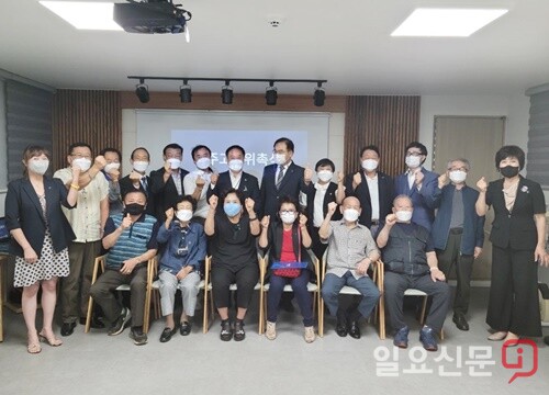 더불어민주당 양평군·여주시지역위원회(위원장 최재관, 이하 위원회) 민주고문 위촉식에서 참석자들이 기념촬영을 하고 있다.