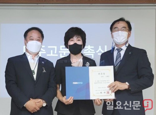 정동균 양평군수와 최재관 지역위원장이 민주고문 위촉장을 전달하고 있다.
