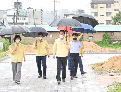 23일 임종식 교육감이 태풍 오마이스 대처 상황을 점검하고 영덕 강구초등학교를 방문해 본관동 개축 상황을 살펴보고 있다. (사진=경북교육청 제공)