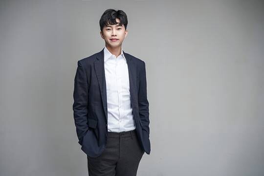 CJ ENM과의 ‘100억 계약설’이 나돌아 화제가 됐던 임영웅은 최근 다시 소속사 물고기컴퍼니가 BTS(방탄소년단)의 소속사인 하이브에 인수합병된다는 소식으로 화제가 됐다. 그렇지만 하이브는 사실무근이라고 밝혔다. 사진 출처=물고기컴퍼니 홈페이지