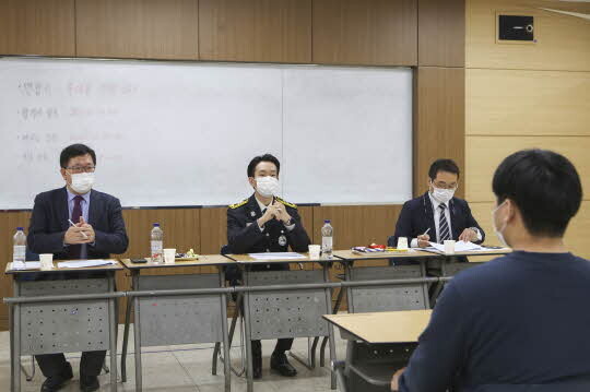 계명문화대학교 소방환경안전과 학과교수 및 산업체 인사로 구성된 입학사정관들의 비교과전형 면접심사 장면 <계명문화대학교 제공>