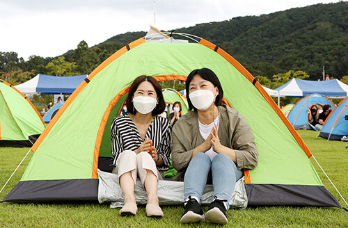 코로나 대응 의료진을 위해 열린 음악회에 참선한 이윤주(왼쪽) 간호사와 김민주(오른쪽)간호사가 공연을 즐기고 있다 (사진=칠곡군 제공)