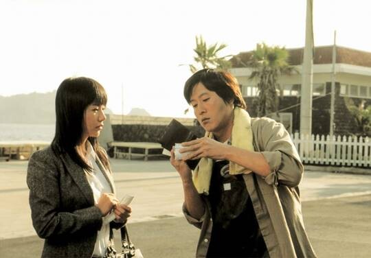 tvN 드라마 ‘갯마을 차차차’의 원작은 2004년 3월 개봉한 영화 ‘어디선가 누군가에 무슨 일이 생기면 틀림없이 나타난다 홍반장’이다. 사진=영화 ‘홍반장’ 홍보 스틸 컷