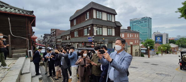 인천관광공사는 2021년 지방공기업 경영평가에서 최우수 등급인 ‘가’ 등급을 받았다. 사진은 인천e지 앱 시연 장면.