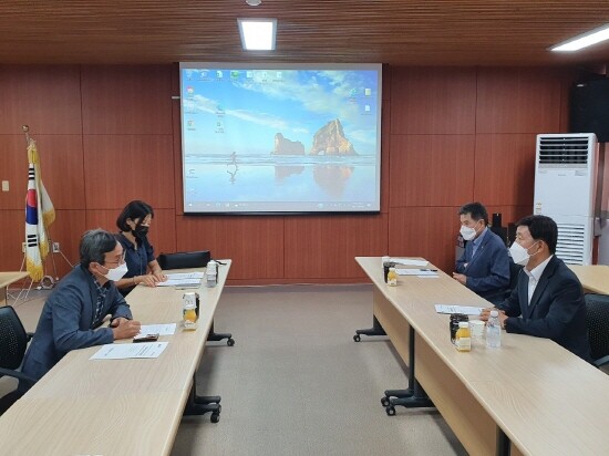 허성곤 김해시장이 국립가야문화재연구소에 가야문화권 현안사업 추진을 요청하는 모습.