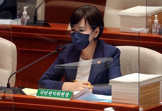 전현희 국민권익위원장이 10일 일명 ‘고발 사주’ 의혹 제보자를 색출하려는 시도가 향후 형사처벌 대상이 될 수 있다고 경고했다. 전 위원장이 9일 오전 서울 여의도 국회에서 진행된 예산결산특별위원회 전체회의에 참석해 의원들의 질의에 답하고 있다. 사진=이종현 기자