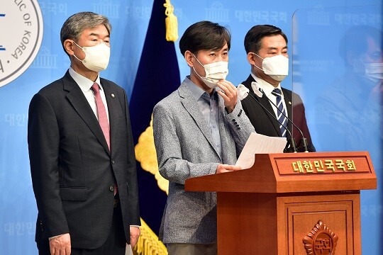 하태경 국민의힘 의원(가운데) 등 정보위원들이 13일 국회 소통관에서 ‘윤석열 고발사주 의혹’에 대해 박지원 국정원장의 정칙개입 사건이라고 주장하며 박 원장 사퇴와 정보위 소집 등을 요구하는 기자회견을 하고 있다. 사진=이종현 기자