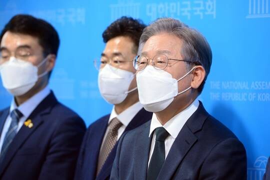 이재명 더불어민주당 대선 경선 후보가 9월 14일 국회 소통관에서 성남의 대장동 개발과 관련한 특혜 의혹에 관한 기자회견을 마치고 기자들의 질문에 답변을 하고 있다. 사진=박은숙 기자