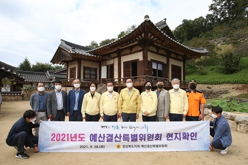 28일 경북도의회 예산결산특별위원회가 안동·상주 지역 주요사업장을 현지 방문하고 있다 (사진=경북도의회 제공)