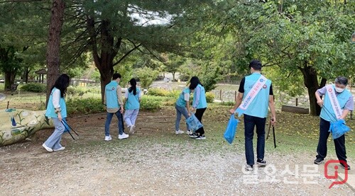 청렴실천 결의대회를 마친 직원들이 용문산관광단지 일대에서 환경미화 활동을 실시했다.