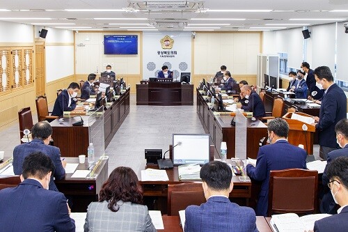 30일 경북도의회 포스트코로나특별위원회가 회의를 열고 코로나19 관련 현황을 점검하고 있다 (사진=경북도의회 제공)