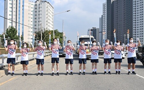 7일 '제102회 전국체육대회 및 제41회 전국장애인 체육대회'에서 임종식 경북교육감이 성화 봉송을 했다. (사진=경북교육청 제공)